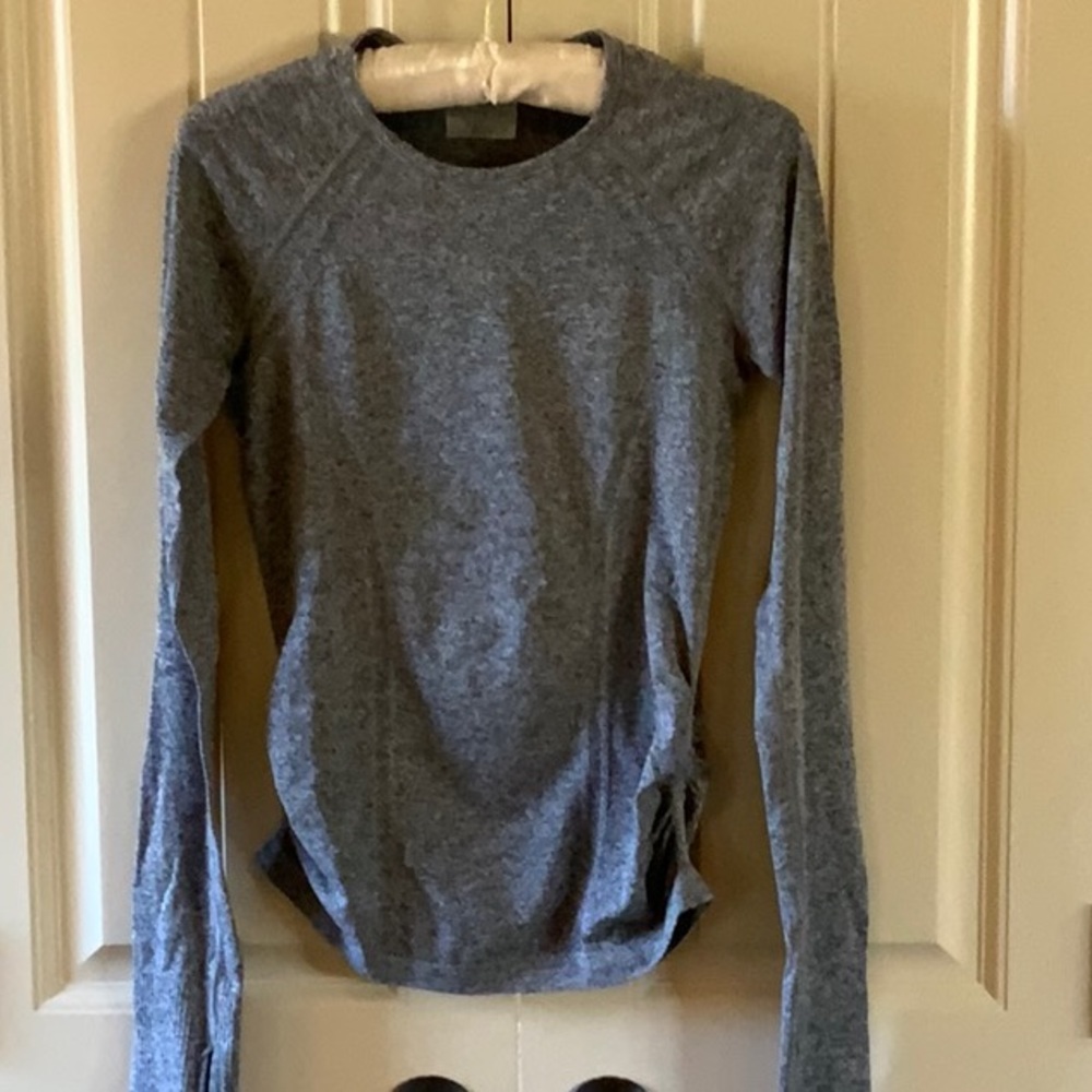 Athleta long-sleeved gray tshirt